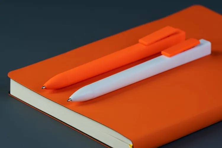 Ручка шариковая Swiper SQ, белая с неоново-оранжевым арт.17522.62